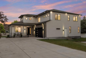 Spacious 5-Bedroom Home in Murray with Garden Views